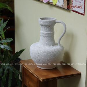 Bình thiên nga cắm tuyết mai, cành lựu