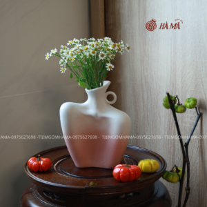 Bình gốm Cô gái đeo khuyên